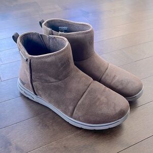 Like NEW!! Skechers boots for men / Bottes doublées en fausse fourrure